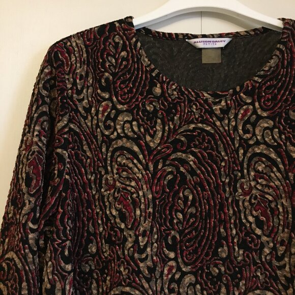 Festive Paisley Raised Texture Top - Picture 2 of 16